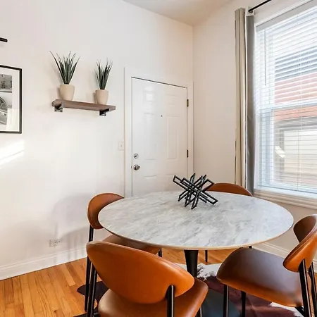 Cozy 2 Bedroom 1 Ba Flat Just 10 Mins From Downtown Chicago Room photo