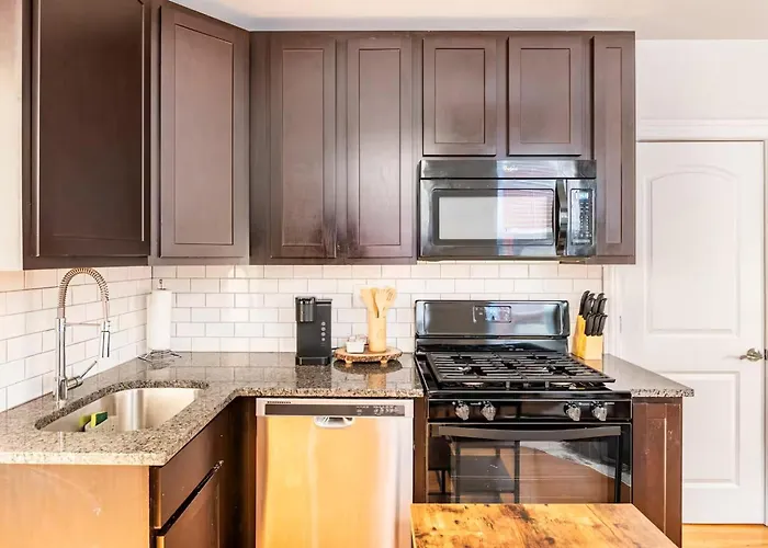 Cozy 2 Bedroom 1 Ba Flat Just 10 Mins From Downtown